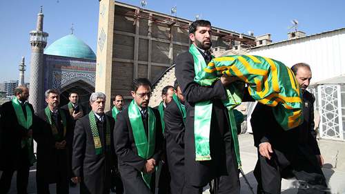 بیرق گنبد حرم مطهر امام رضا(ع) تعويض شد