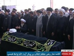 اقامه نماز توسط امام خامنه ای بر پیکر آیت الله واعظ طبسی