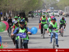 بایسکل سواران کشور به استقبال نمایشگاه کتاب مشترک افغانستان‌ ـ ایران رکاب زدند