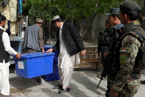 مخالفان مسلح با حمله به مراکز ثبت نام در جلال اباد و بادغیس 3 سرباز امنیتی را به شهادت رساندند