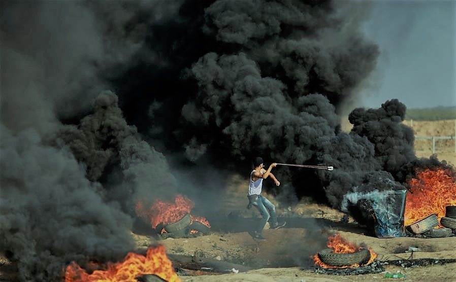 Clashes break out between Palestinian protesters, Zionist soldiers in eastern Gaza