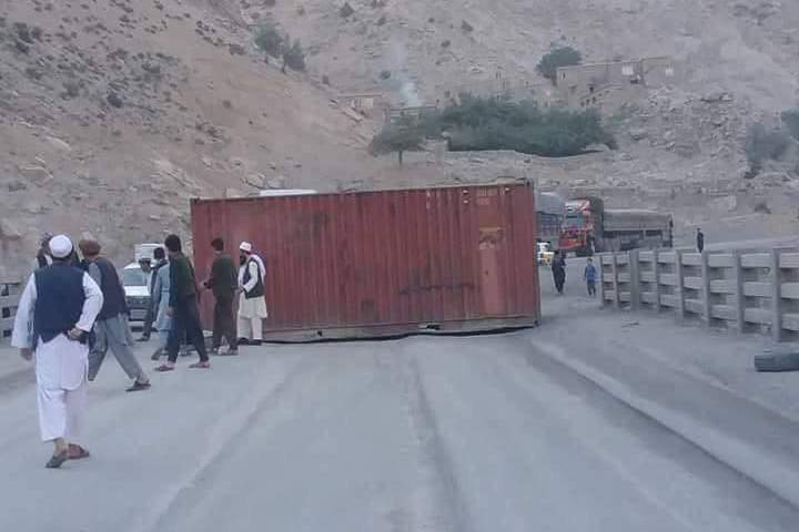 مسدود شدن شاهراه سالنگ در اعتراض به خرابی بیش از حد آن