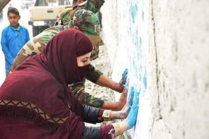 په ننګرهار کې يو شمېر ښځينه مدني فعالانو د جګړې د پای او سولې راتلو په هيله کمپاين پيل کړی دی