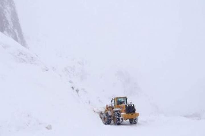 شاهراه سالنگ پس از ۱۶ ساعت دوباره باز شد