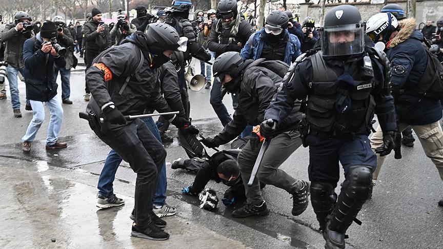 France: Thousands of Yellow Vests hit streets again