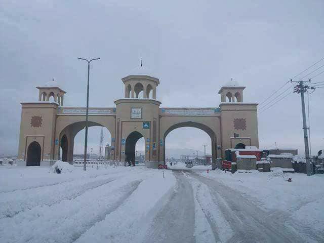 فروریختن سقف خانه، مسدود بودن راه ها در غزنی یک تن را زخمی و 4 تن را به کام مرگ فرو برد