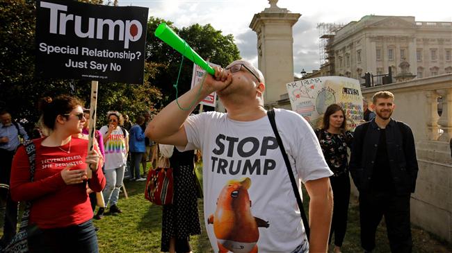 Trump Meets Britain’s Queen Elizabeth amid Protests