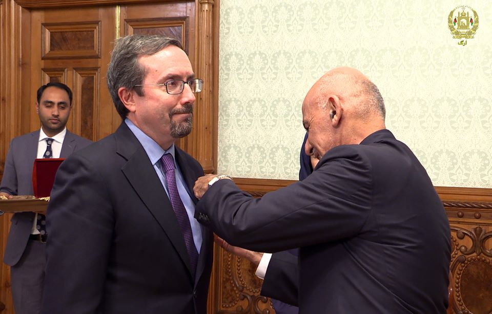 Ghani Awarded ‘Ghazni Wazir Akbar Khan’ Medal to US Amb. John Bass