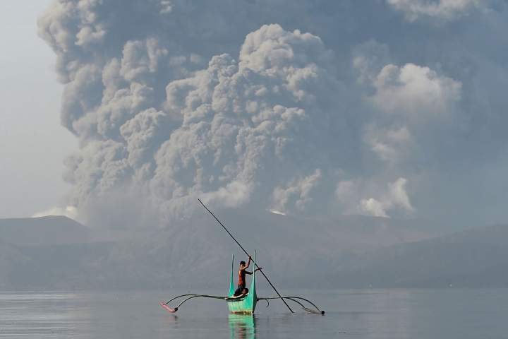 Rumbling volcano shuts down Philippine capital