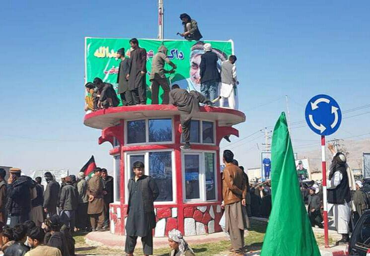 نصب تصاویر عبدالله در سمنگان و پاره شدن این تصاویر در بغلان