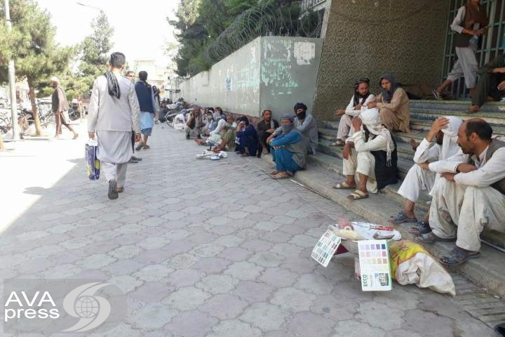 افزایش معضل بیکاری در مزارشریف؛ 100 هزار خانواده در بلخ زیر خط فقر زندگی می‌کنند