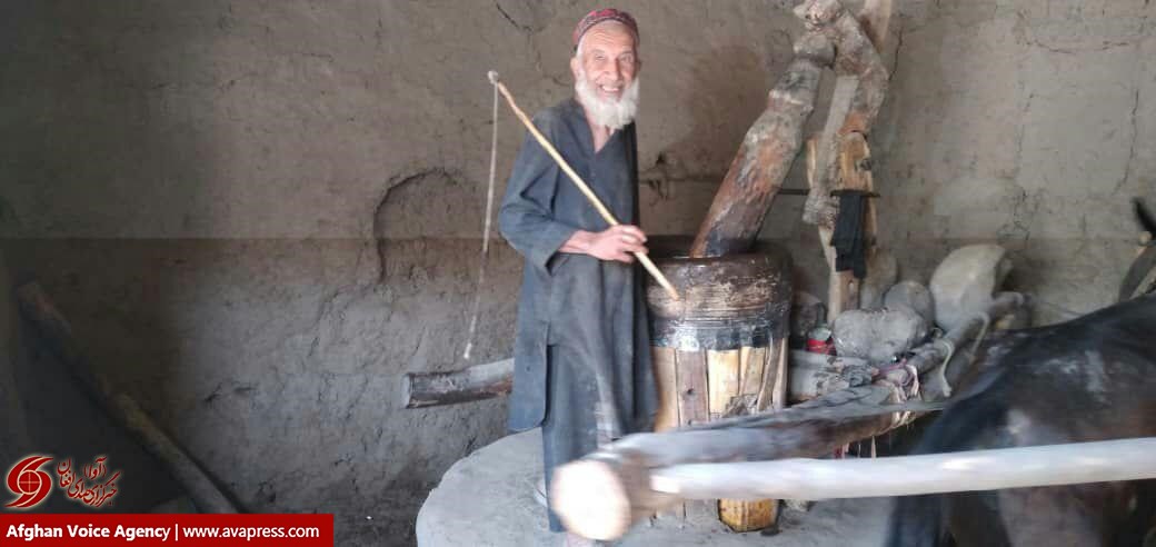 پیرمردی در سرپل که از هفتادسال بدین‌سو روغن‌کشی می‌کند!