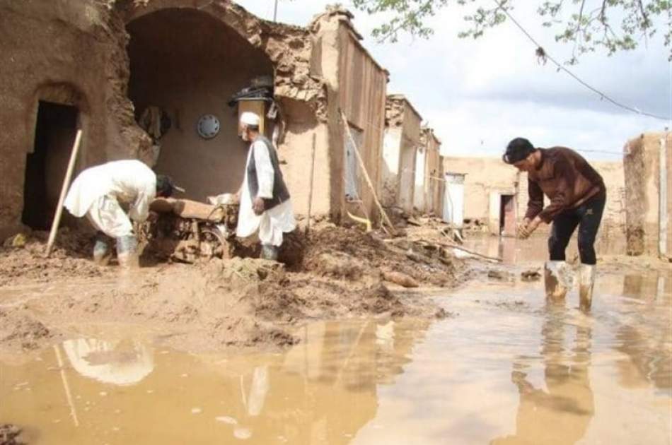 سیلاب‌زدگان میدان وردک کمک مالی و غذایی دریافت کردند