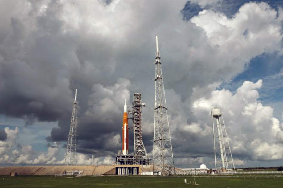 NASA delays moon rocket launch