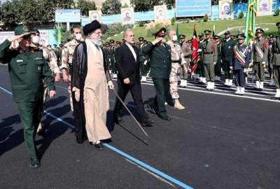 ویدیو/ حضور مقتدرانه رهبر انقلاب اسلامی در مراسم فراغت دانشجویان دانشگاه‌های افسری ایران  <img src="https://cdn.avapress.net/images/video_icon.png" width="16" height="16" border="0" align="top">