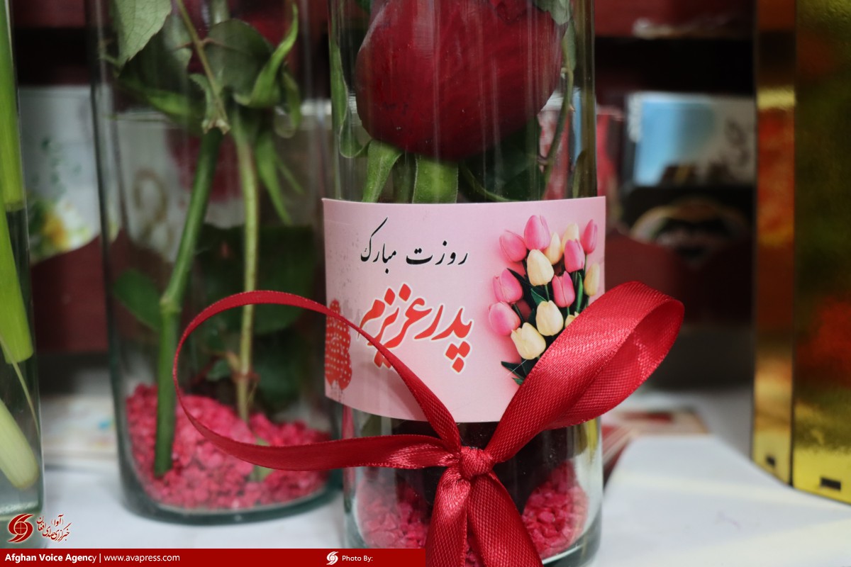 گزارش تصویری/ حال و هوای مشهد مقدس در شب میلاد حضرت علی (ع) به مناسبت روز پدر  <img src="https://cdn.avapress.net/images/picture_icon.png" width="16" height="16" border="0" align="top">