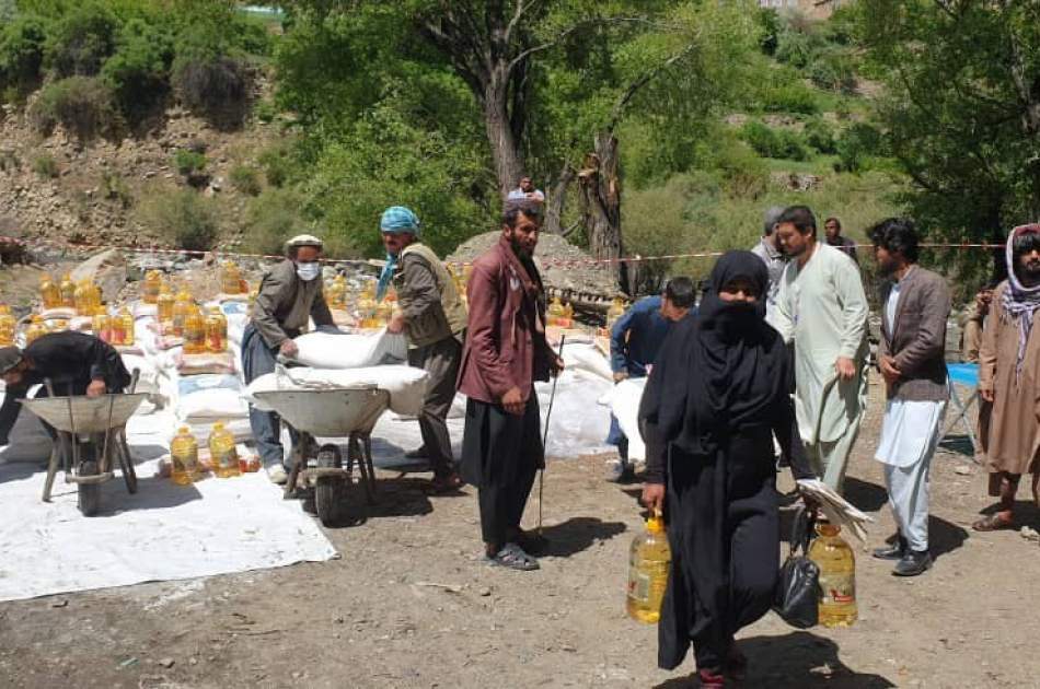 د دايکنډي او بادغيس ولايتونو له نږدې شپږ زره کورنيو سره خوراکي او نغدي مرسته وشوه