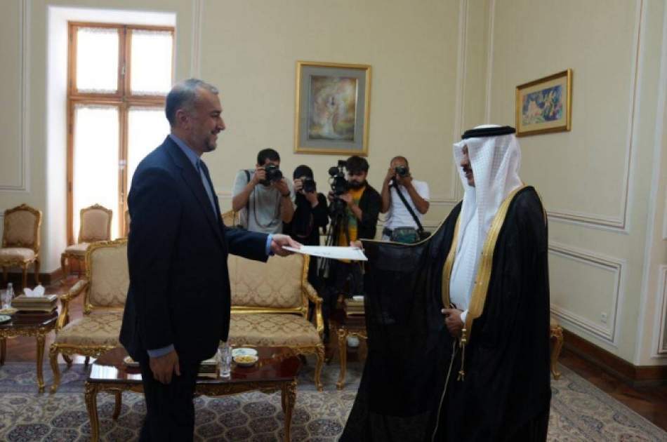 The new Saudi ambassador in Tehran presented a copy of his credentials to the Iranian foreign minister