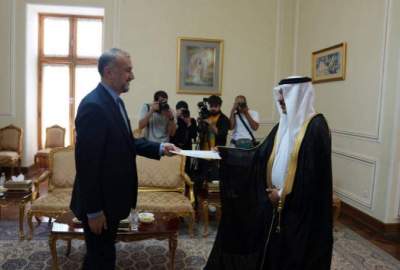 The new Saudi ambassador in Tehran presented a copy of his credentials to the Iranian foreign minister