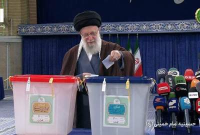 رهبر انقلاب اسلامی آراء خود در انتخابات مجلس شورای اسلامی و خبرگان رهبری ایران را به صندوق انداخت  <img src="https://cdn.avapress.net/images/video_icon.png" width="16" height="16" border="0" align="top">