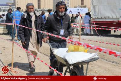 توزیع 4 هزار بسته مواد غذایی بین نیازمندان در مزارشریف؛ حمایت تاجران از نیازمندان در ماه رمضان خوب بوده است!