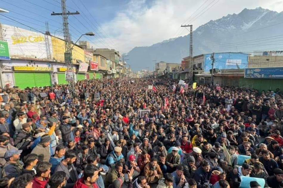 Shiites of Parachinar rage at funeral of martyrs of armed attack/ Ayatollah Sistani condemns this crime