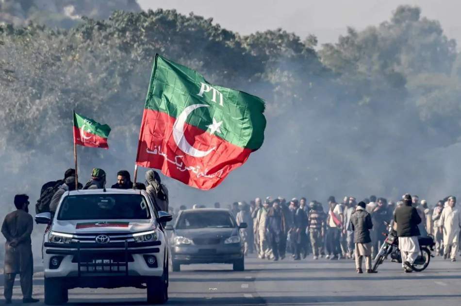 At least 8 killed in clashes between Imran Khan supporters and police/possibility of declaring martial law in Pakistan’s capital