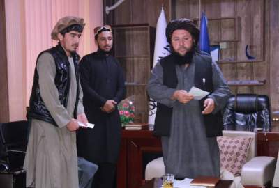 تقدير من الشاب البدخشاني صانع الطائرة بدون طيار من قبل قائد شرطة هذه المحافظة