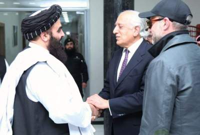 زلمي خليل‌زاد في لقائه مع أميرخان متقي: يجب حل قضايا أفغانستان وأمريكا عبر الحوار