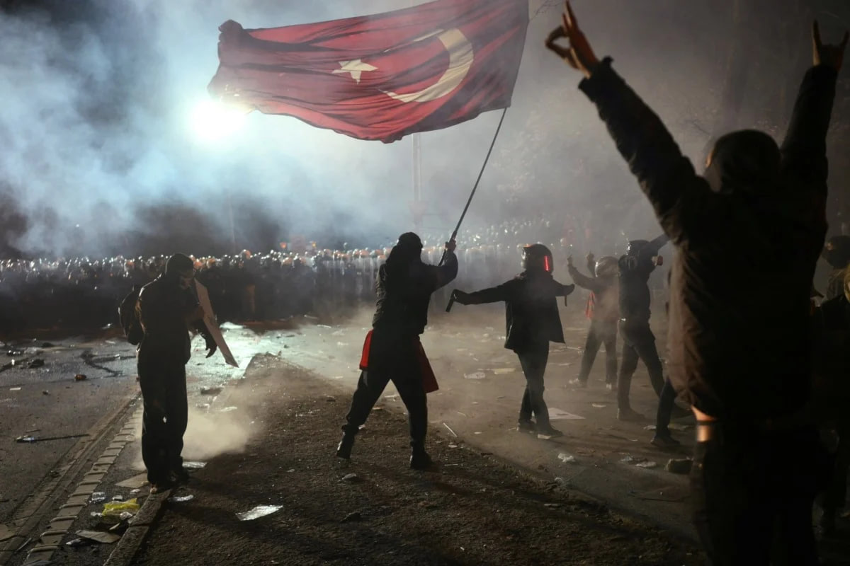 تركيا: تصاعد الاحتجاجات على سجن أكرم إمام أوغلو.. وتوقيف 1300 متظاهر