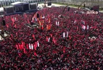 مئات الآلاف يتظاهرون ضد اعتقال إمام أوغلو في قلب تركيا؛ وهتف المتظاهرون بشعارات ضد أردوغان