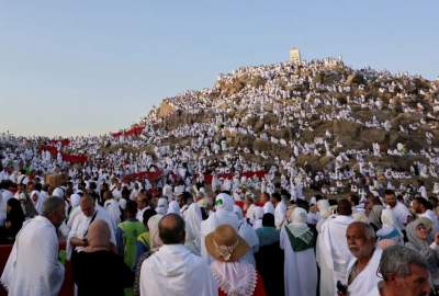 الحجّاج يؤدّون الركن الأعظم من مناسك الحجّ بالوقوف على صعيد عرفات