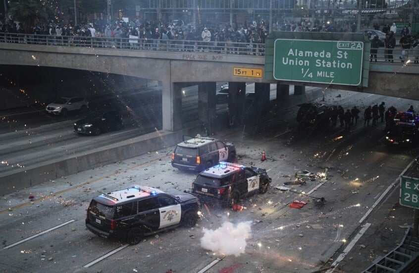 ترامب يتوعد بـ"تحرير" لوس أنجلوس وسط حظر تجوال واتهامات بـ"اجتياح أجنبي"