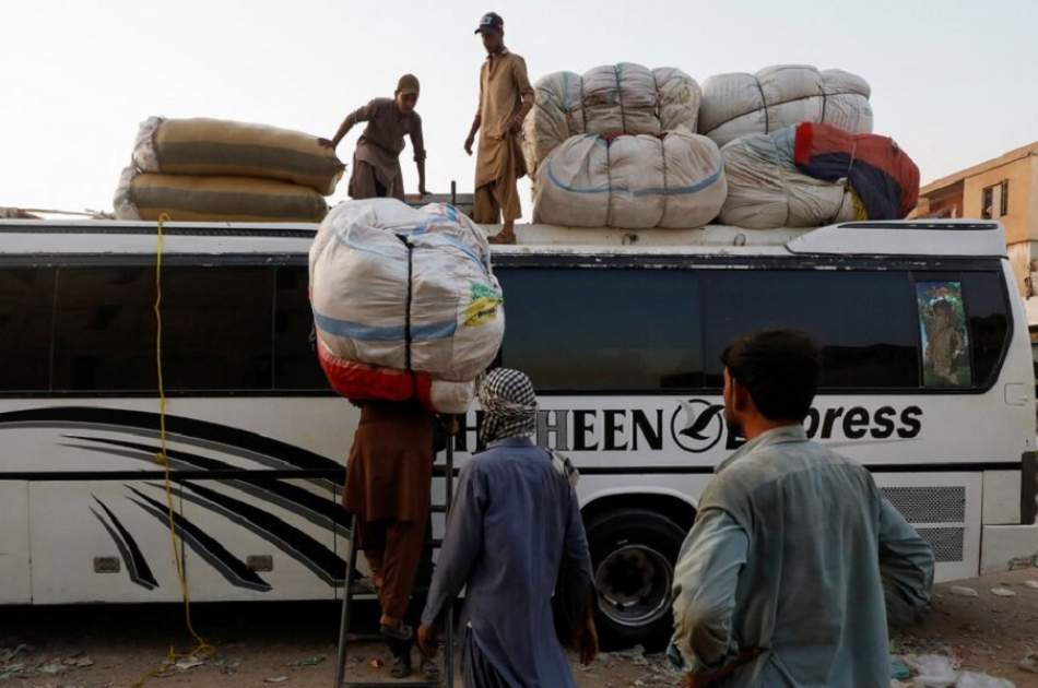 Pakistan orders a halt to action against Afghans with POR cards