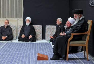 أقيمت مراسم عزاء ليلة عاشوراء بحضور الإمام الخامنئي (حفظه الله)