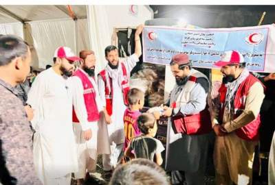 ارایه کمک‌های بشردوستانه جمعیت هلال احمر افغانی برای مهاجرین برگشت کننده از ایران در مرزها