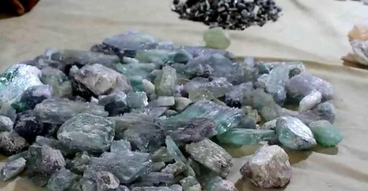 فروش بیش از یک تُن سنگ بیروج کنر به ارزش حدود ۱۶۱ میلیون افغانی