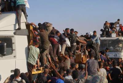 20 شهيدًا وعشرات الجرحى إثر انقلاب شاحنة مساعدات وسط غزة