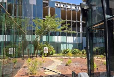 مسيّرة يمنية تستهدف صالة الركاب في مطار "رامون" بإقليم النقب المحتل: إصابات وأضرار مادية