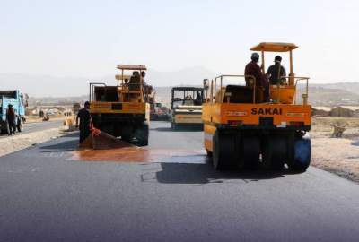 آغاز قیرریزی سرک اتصالی قلعه زمان‌خان تا سرک کابل–جلال‌آباد