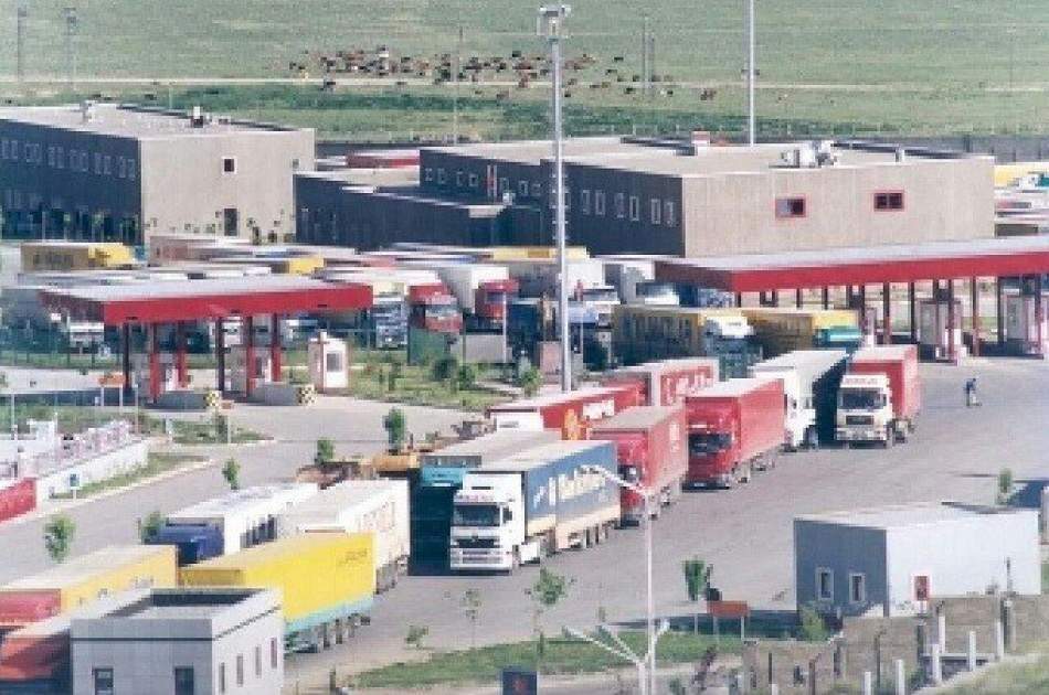 Full resumption of truck traffic at Dogharun border after Afghan internet connection