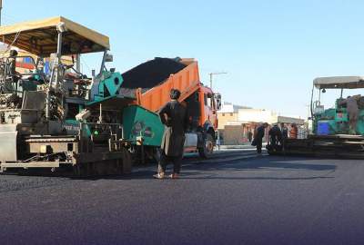 آغاز کار قیرریزی سرک کمری در غرب پروژه بگرامی 