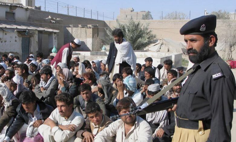 آزادی و بازگشت ۳۰۵ مهاجر زندانی افغانستان از پاکستان