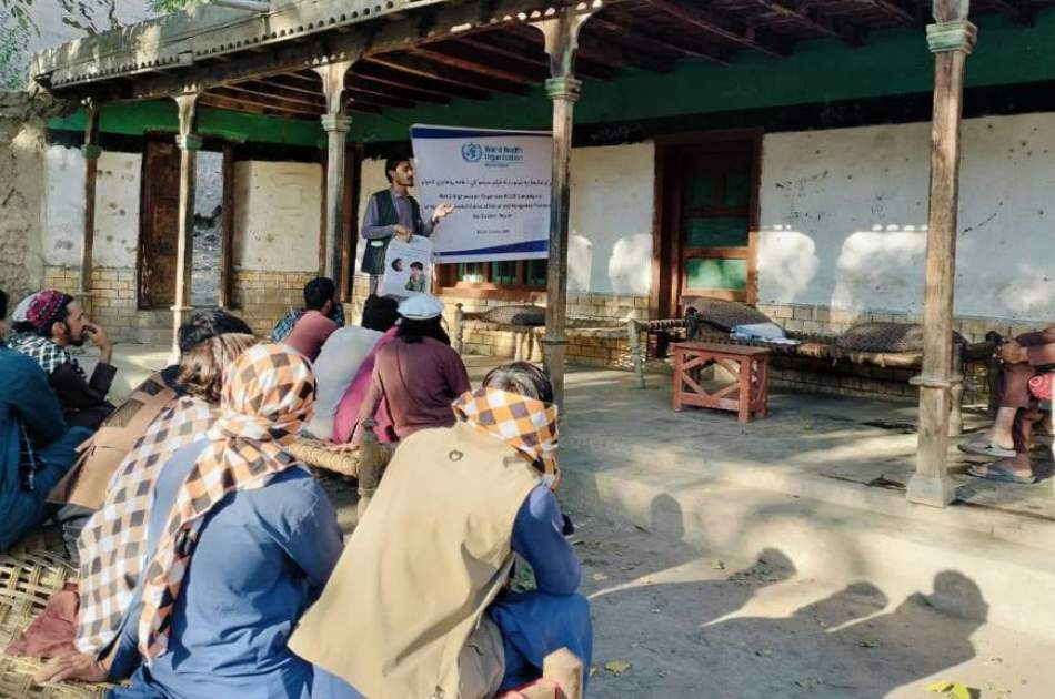 د روغتیا نړیوال سازمان په زلزله ځپلو سیمو کې له ۳۳۰۰۰ څخه زیاتو خلکو ته حیاتي معلومات چمتو کوي