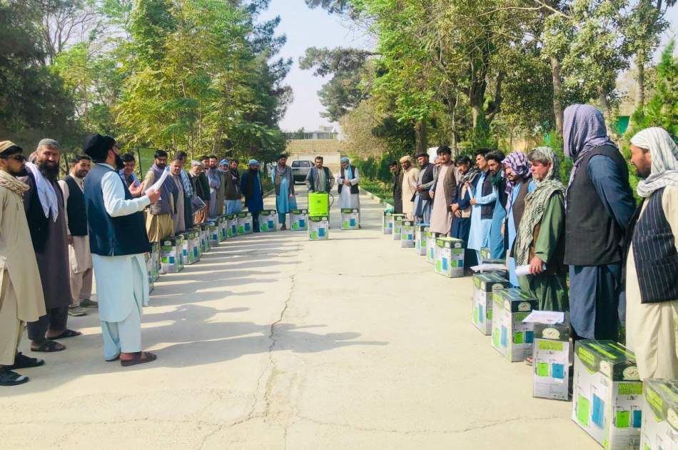 په بلخ ولایت کې د شنو خونو ۵۰ مالکینو ته د آفت وژونکو سپری ماشینونو ویش