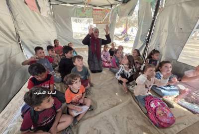 تصاویر/آغاز سال تحصیلی در دل بحران؛ چادرهای آموزشی در اردوگاه‌های آوارگان غزه برپا شد  