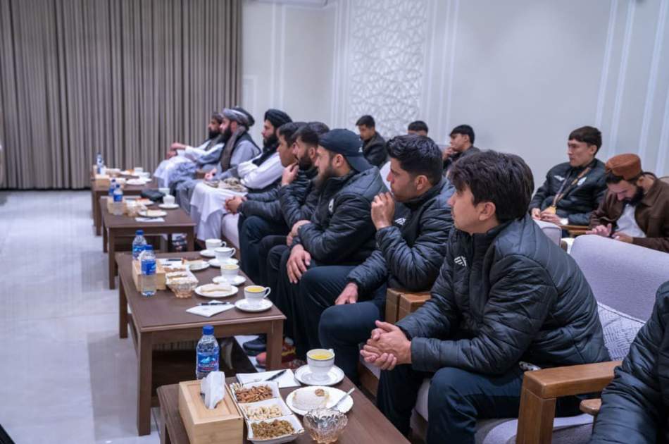 د کورنیو چارو وزیر د ۱۷ کلنو ملي فوټسال ټیم ​​له غړو سره وکتل؛ د ځوانانو د ملي اتلولۍ لمانځنه