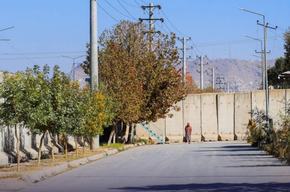 روند برداشتن موانع کانکریتی از سرک دارالامان کابل به‌منظور تأمین سهولت ترافیکی آغاز شد