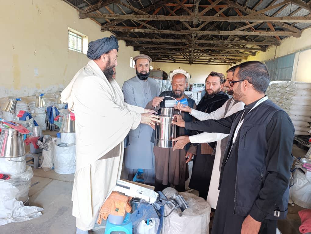 آغاز روند توزیع وسایل پروسس شیر برای ۲۵۰ خانواده مالدار در لغمان