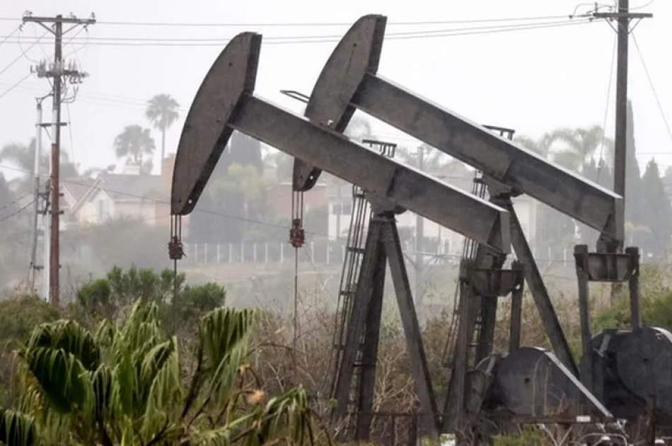 النفط يواجه ضغوطاً مزدوجة نتيجة ارتفاع الدولار وزيادة مخزونات الخام الأميركية